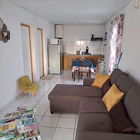 Appart A La Res Andy Accueillant 1 A 5 Pers Arrive Autonome , 2 Places De Parking Dans La Cour Devant La Maison Apartment Сен Дьони Екстериор снимка