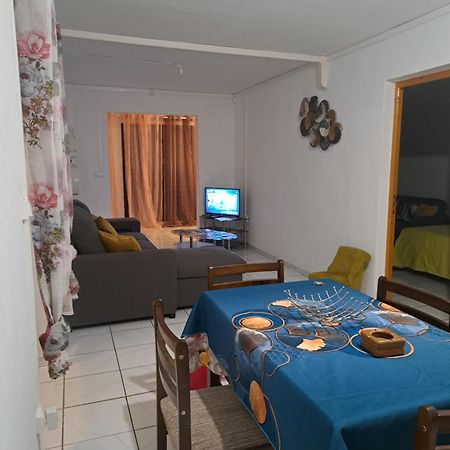 Appart A La Res Andy Accueillant 1 A 5 Pers Arrive Autonome , 2 Places De Parking Dans La Cour Devant La Maison Apartment Сен Дьони Екстериор снимка